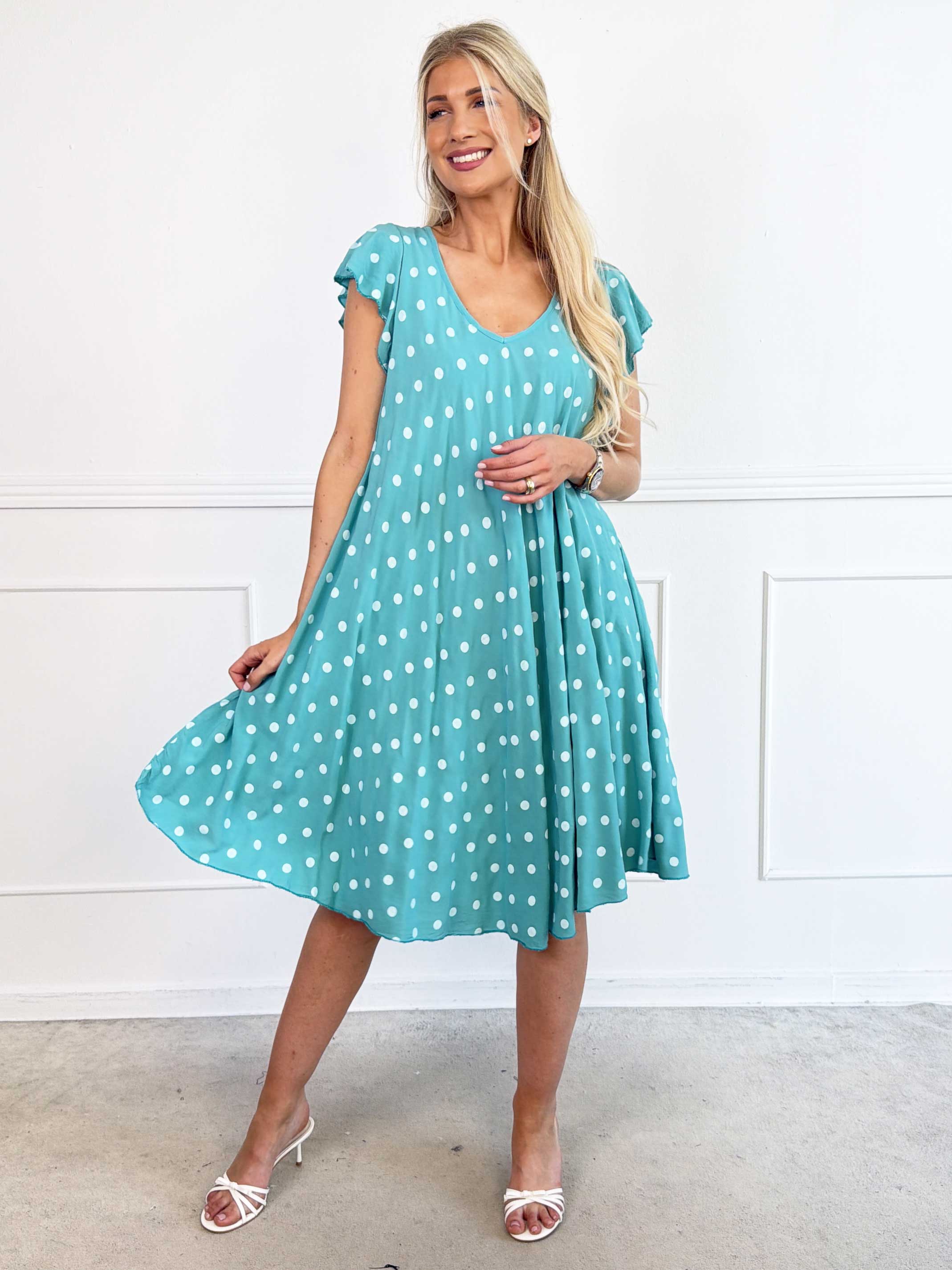 Elinora - Feminin kjole i blød viskose med fine prikker og elegante flæseærmer